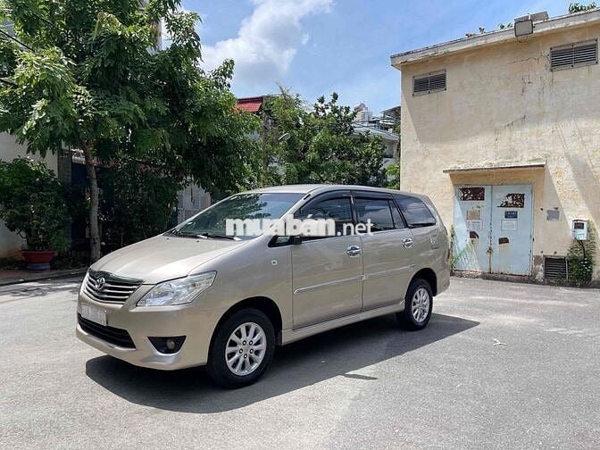 Toyota Innova E 2013 Vàng cát 8 chỗ