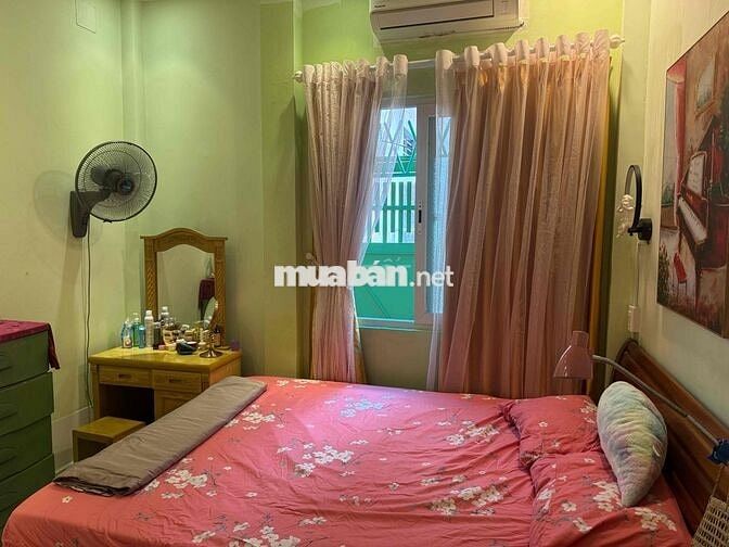Ngôi nhà màu xanh bơ, đầy mộng mơ