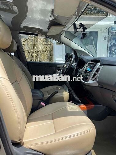 Toyota Innova E 2013 Vàng cát 8 chỗ