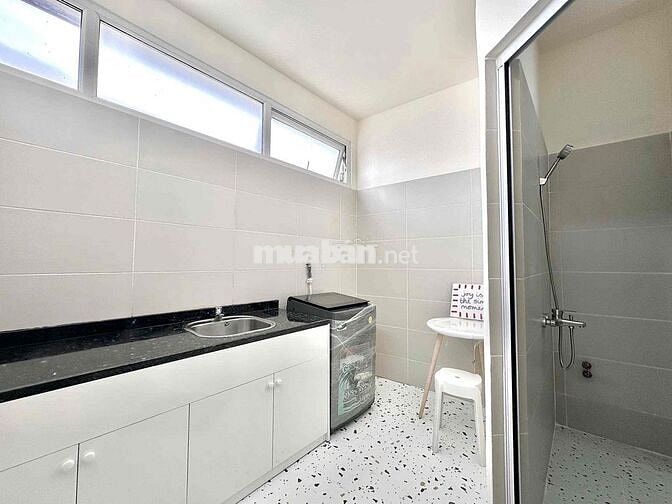 1 PHÒNG NGỦ CÓ BAN CÔNG THOÁNG - HẺM Ô TÔ - MÁY GIẶT RIÊNG - TÁCH BẾP