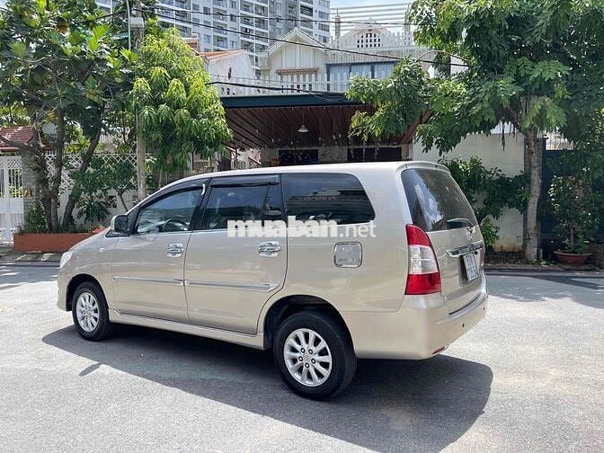 Toyota Innova E 2013 Vàng cát 8 chỗ