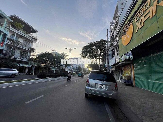 mặt bằng ngang 11m mặt tiền đường trần phú.