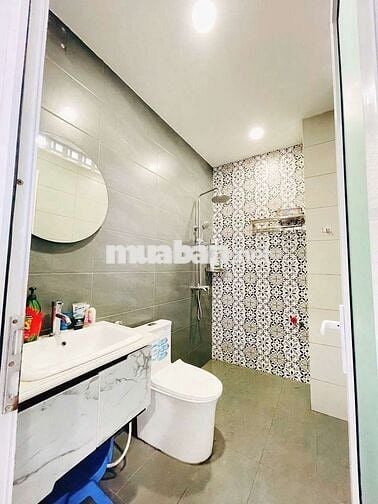 CHO THUÊ NHÀ THẠNH XUÂN 25. 1 TRỆT 3 LẦU, DT 5×16 CÓ 3PN. HẺM XE HƠI