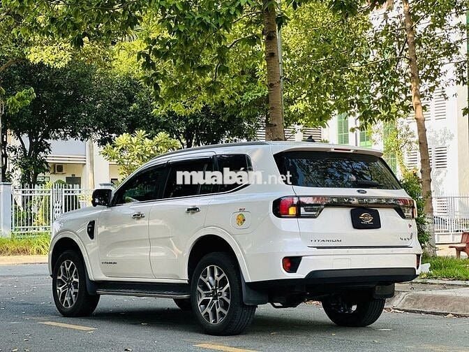 Ford Everest 2024 Titanium 2.0 AT Trắng