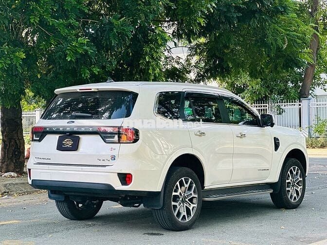 Ford Everest 2024 Titanium 2.0 AT Trắng