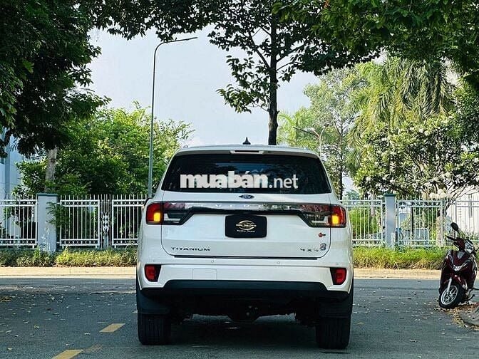 Ford Everest 2024 Titanium 2.0 AT Trắng