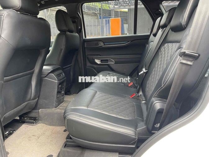 Ford Everest Platinum 2025 Trắng 16.000 km