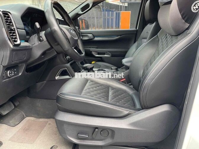 Ford Everest Platinum 2025 Trắng 16.000 km