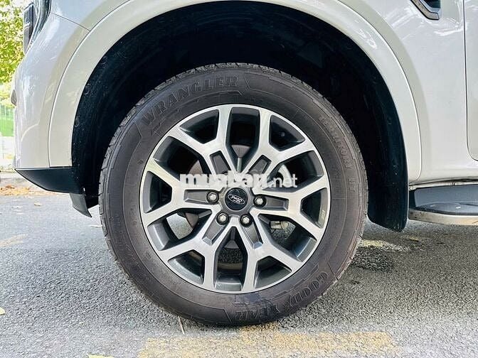 Ford Everest 2024 Titanium 2.0 AT Trắng