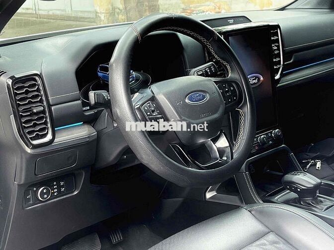 Ford Everest Platinum 2025 Trắng 16.000 km