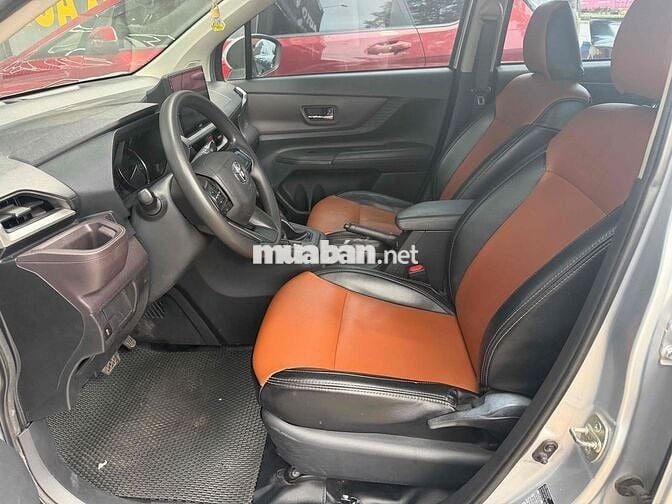 Toyota Avanza Premio 7 chỗ Bạc
