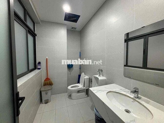 Cho thuê văn phòng KĐT Vạn Phúc 100m2 full nội thất, 15 triệu/tháng