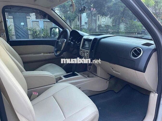 Ford Everest SUV 7 chỗ Tự động Dầu Vàng cát