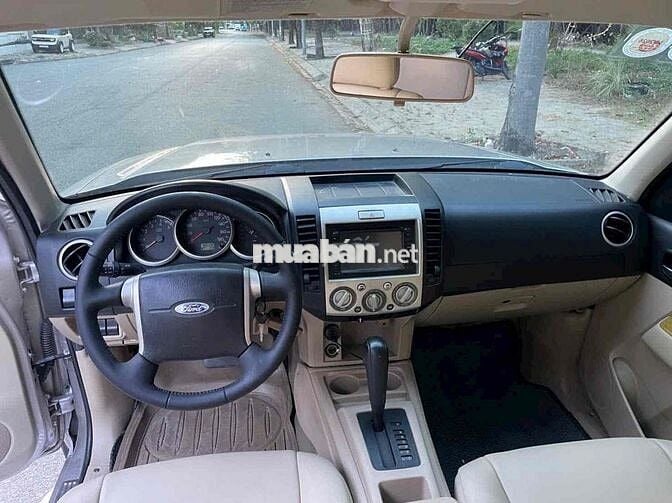 Ford Everest SUV 7 chỗ Tự động Dầu Vàng cát