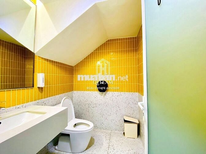 Nguyên căn góc 2MT Thành Thái, Q10. Dt: 16x4,3m, Kc: trệt 3 lầu.