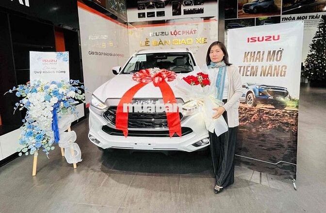Isuzu MUX  đk t12/ 2025 Trắng 7000km
