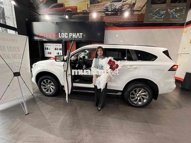 Isuzu MUX  đk t12/ 2025 Trắng 7000km