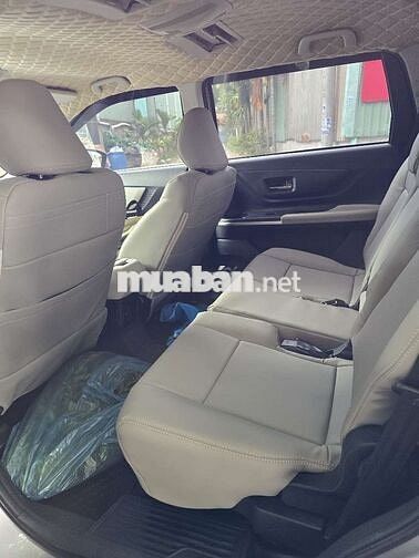Toyota Veloz Cross 7 chỗ màu Xám