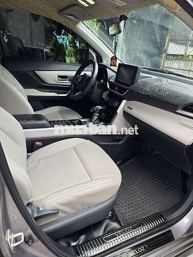Toyota Veloz Cross 7 chỗ màu Xám