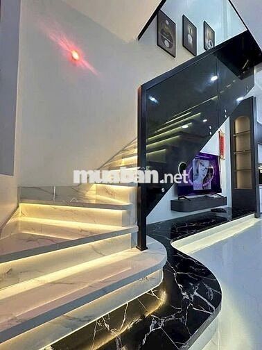 Đi công tác cần bán nhà lầu SHR gần cx. Đức Hưng. Giá chỉ 1ty750 