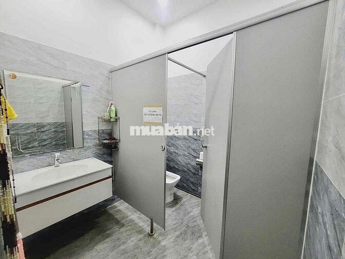 Cho thuê toà văn phòng 5 tầng . Có pccc , tầng hầm , thang máy đầy đủ