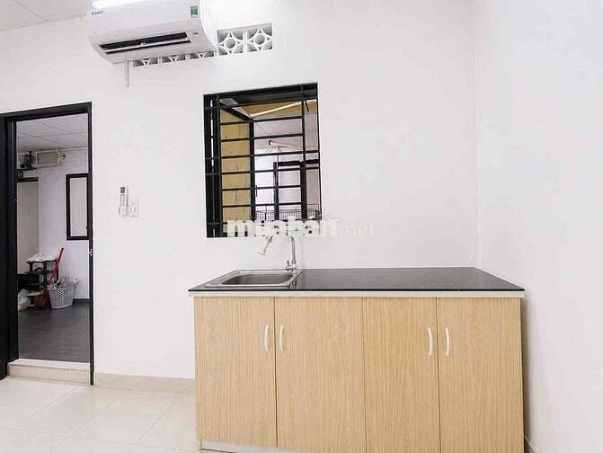 TRỐNG SẴN STUDIO GIÁ RẺ SẴN MÁY LẠNH - CỬA SỔ TRỜI - GẦN ĐH VĂN HIẾN.