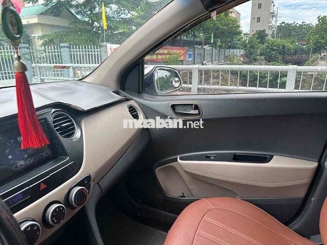 Hyundai Grand i10 Số sàn Bạc