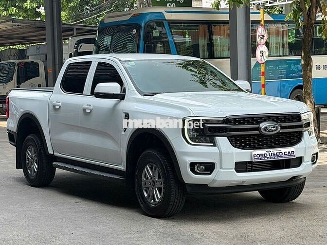 Ford Ranger XLS Trắng 7 chỗ