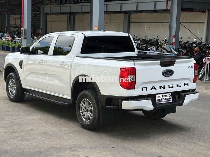 Ford Ranger XLS Trắng 7 chỗ