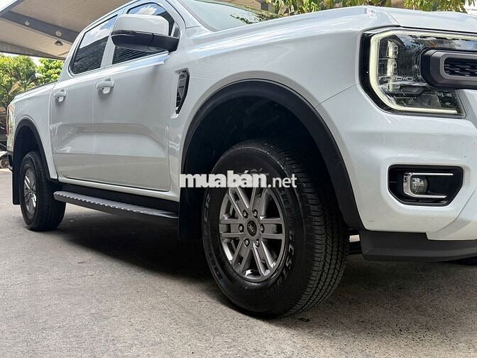 Ford Ranger XLS Trắng 7 chỗ