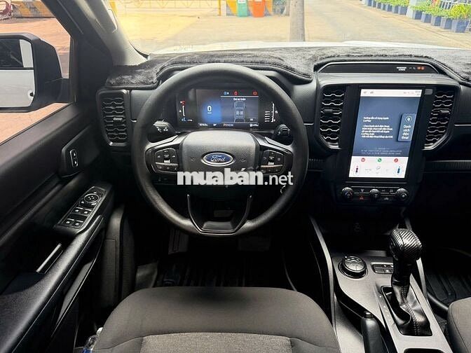 Ford Ranger XLS Trắng 7 chỗ