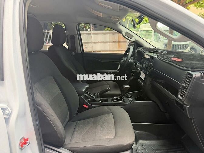 Ford Ranger XLS Trắng 7 chỗ