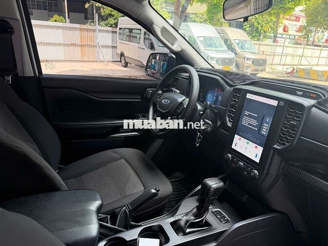 Ford Ranger XLS Trắng 7 chỗ