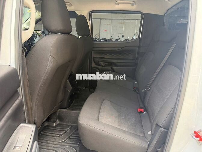 Ford Ranger XLS Trắng 7 chỗ