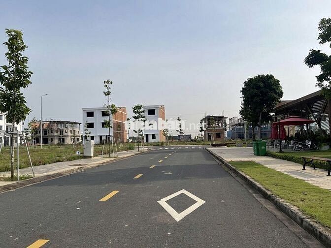 Suất nội bộ giá tốt lô góc cực đẹp trong Khu đô thị Bắc Sài Gòn sổ sẵn