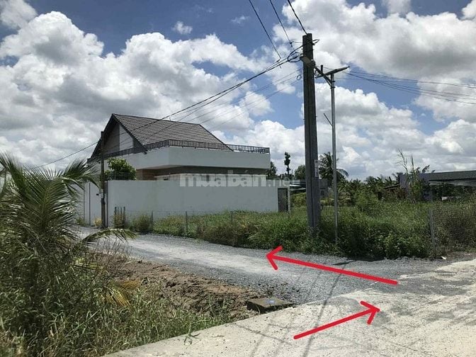 Bán 330m2 đất full thổ cư 2 mặt tiền - giá 4tr2/m2