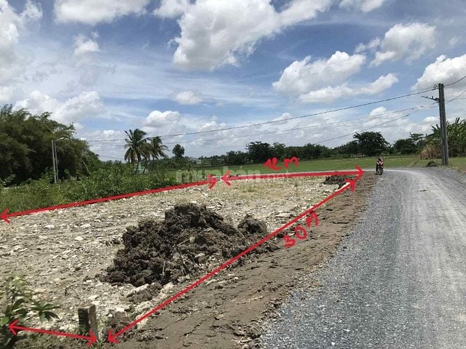 Bán 330m2 đất full thổ cư 2 mặt tiền - giá 4tr2/m2