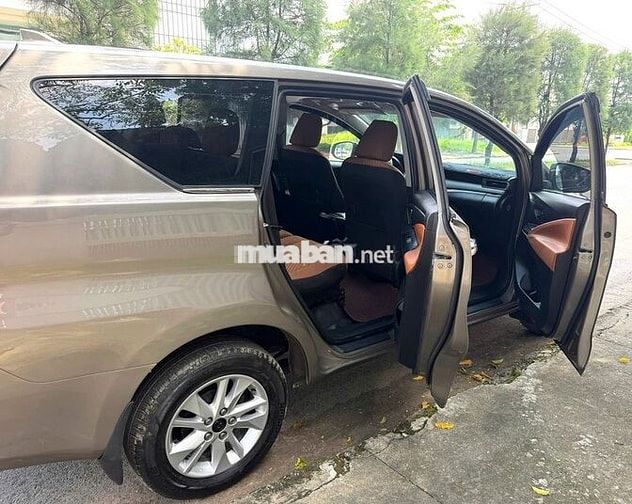 BánToyota INNOVA 2.0E 2018 Đồng ánh kim xe nhà đi