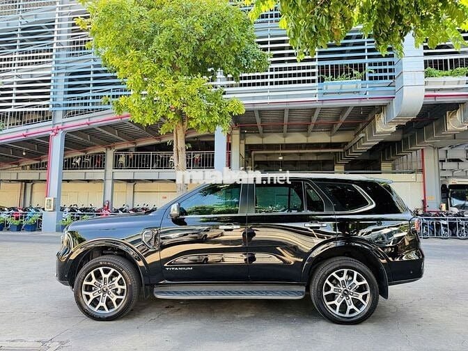 Ford Everest Titanium 4x4 2024 Đen Tự động Xăng