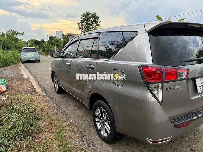 Toyota Innova 2017 8 chỗ màu Xám