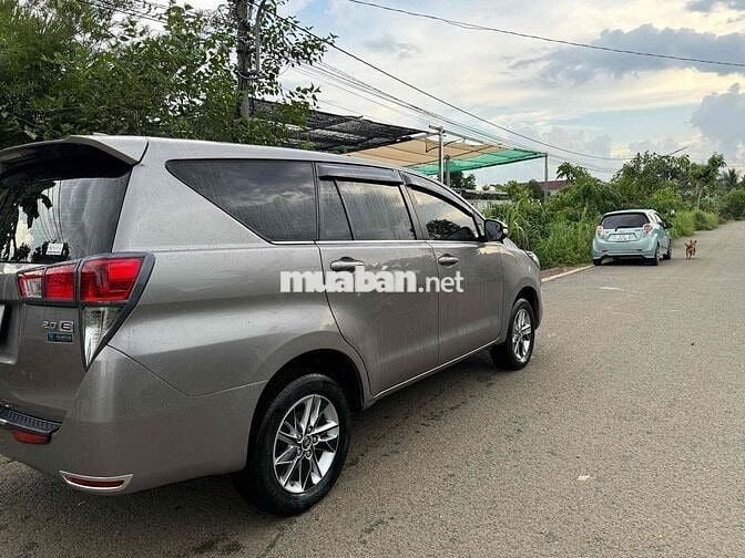 Toyota Innova 2017 8 chỗ màu Xám