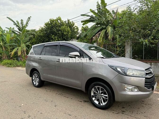 Toyota Innova 2017 8 chỗ màu Xám