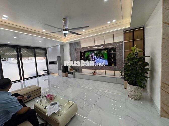 cho thuê nhà 5 tầng 3 ngủ thang máy gần ô tô, đối diện BX nước Ngầm