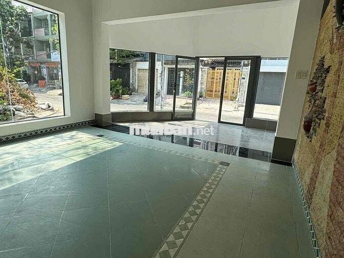 Mặt bằng tầng trệt lô góc, và phòng gác đúc lửng ở lại