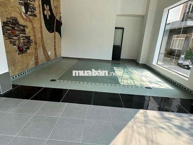 Mặt bằng tầng trệt lô góc, và phòng gác đúc lửng ở lại