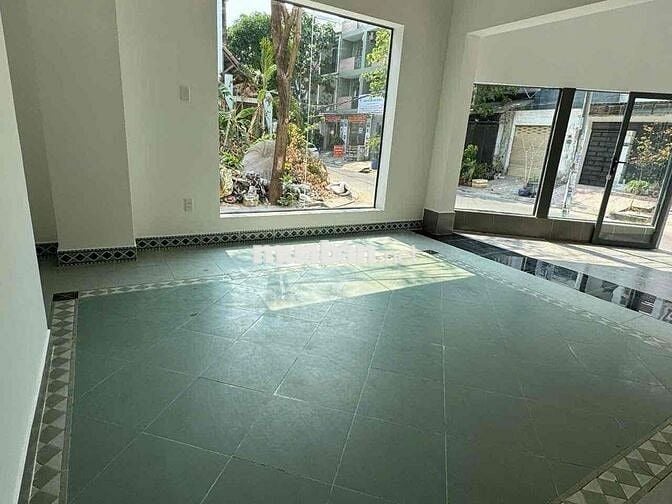 Mặt bằng tầng trệt lô góc, và phòng gác đúc lửng ở lại