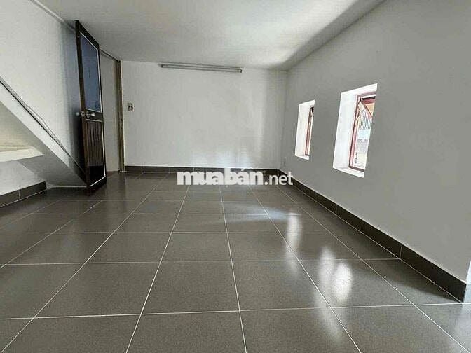 Mặt bằng tầng trệt lô góc, và phòng gác đúc lửng ở lại