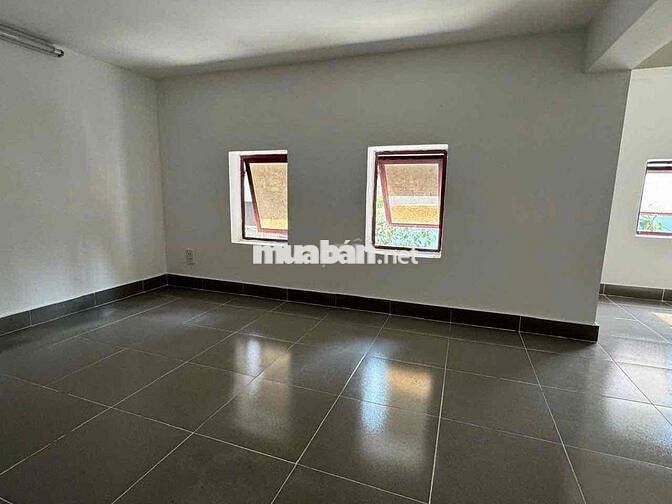 Mặt bằng tầng trệt lô góc, và phòng gác đúc lửng ở lại