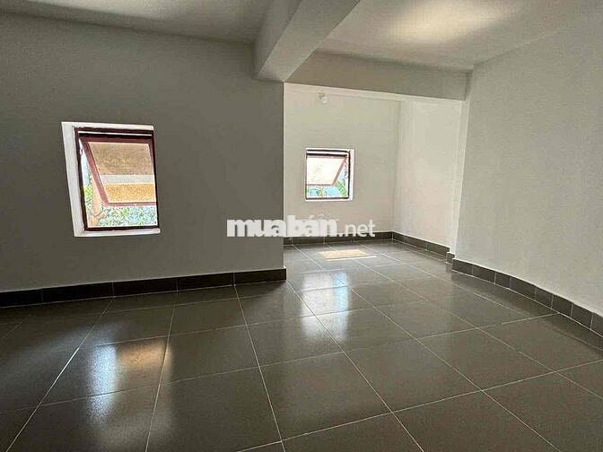 Mặt bằng tầng trệt lô góc, và phòng gác đúc lửng ở lại