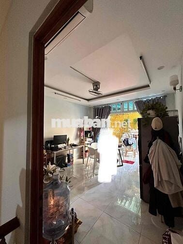 Nhà H8m Tân Quý cách aeon 200m. Xe hơi đậu trong nhà.